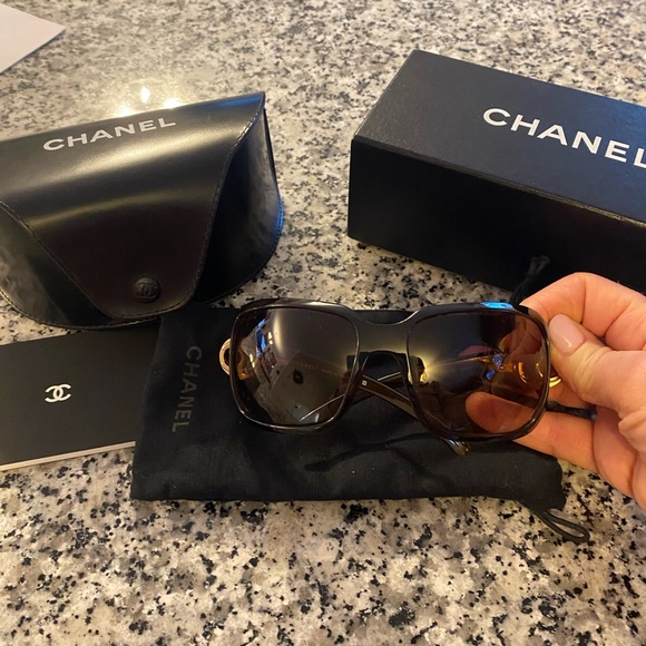 Chanel oversize sunglasses - Picture 1 of 16
